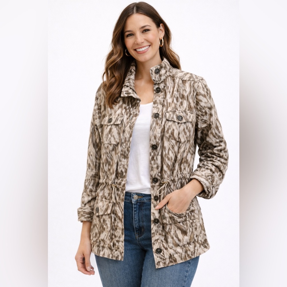 ✨ Effortless style with a flattering, tailored feel!